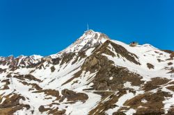 Panorama sul Pic du Midi de Bigorre con la neve in una giornata di sole, Pirenei (Francia).

