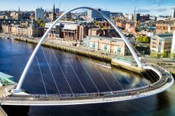 Panorama sul ponte pedonale Tyne che attraversa il fiume fra Newcastle e Gateshead, Inghilterra.
