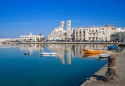 Panorama sul porto di Molfetta, Puglia. Attorno al 1550, su volontà di Carlo V°, vennero effettuati lavori di ampliamento a un vecchio molo situato nei pressi dell'antico duomo ...