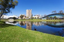 Panorama sul Riverbank Precinct di Adelaide (sud Australia) in una giornata estiva.
