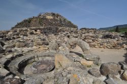 Panorama sul villaggio archeologico di Su Nuraxi a Barumini, Sardegna. Fra i più grandi di tutta la regione, è stato riportato alla luce attorno al 1950. Si estende su una superficie ...