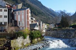 Panorama sul villaggio di Cauterets, rinomato per le sue acque termali (Francia). La cittadina venne fondata in età romana e nel corso del XVI° secolo ebbe uno sviluppo enorme grazie ...