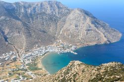 Panorama sul villaggio di Kamares dal monastero di San Simone, Sifnos, Grecia. Il grazioso borgo è abitato prevalentemente da locali.


