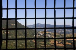 Panorama sul villaggio di Sestola dalla fortezza medievale, Appennino Modenese, Emilia Romagna. Questa rocca, ricostruita verso la metà del XVI° secolo ma di origini molto più ...