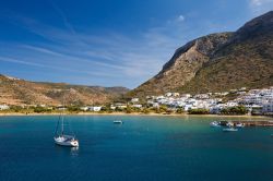 Panorama sul villaggio e sulla spiaggia di Kamares, isola di Sifnos, Grecia.



