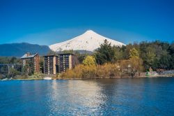 Panorama sul vulcano Villarrica a Pucon, Cile. Alto 2487 metri, questo stratovulcano cileno è ricoperto da ghiaccio e nevi perenni; è uno dei vulcani più attivi del paese.
 ...