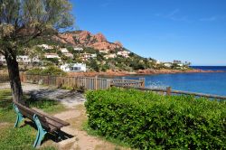 Panorama sull'Esterel da Saint Raphael, Francia. Una bella veduta dell'Esterel, il massiccio montuoso della Francia sudorientale situato in Costa Azzurra fra i dipartimenti del Varo ...