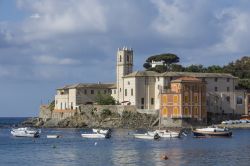 Panorama sulla Baia del Silenzio a Sestri Levante, Liguria. L'arenile di Sestri Levante è uno dei più amati d'Italia - © Sergio Delle Vedove / Shutterstock.com