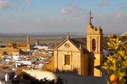 Panorama sulla città andalusa e su una chiesa di Osuna, Spagna. Questa città a stampo ducale ha palazzi barocchi consevati alla perfezione e uno splendido monastero.

