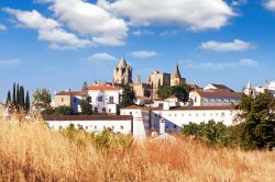 Panorama sulla città con la cattedrale di Evora, Portogallo, in una bella giornata di sole.



