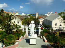 Panorama sulla città di Nassau con il porto e il monumento a Colombo, arcipelago delle Bahamas. La scultura dedicata al navigatore genovese si affaccia su Duke Street.

