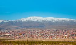 Panorama sulla città di Nigde con le montagne sullo sfondo, Turchia.

