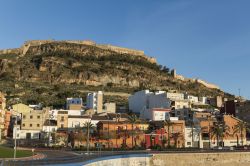 Panorama sulla città di Sagunto, Spagna, con le montagne e il castello. Con più di 2 mila anni di storia questa località della Comunità Autonoma Valenciana offre ...