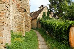 Un panorama sulla cittadella di Biertan, Transilvania, Romania. Le tre mura difensive sono concentriche: la connessione fra di loro avveniva tramite porte-torri.

