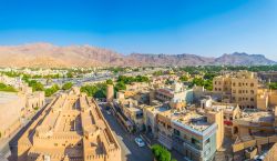 Panorama sulla cittadina di Nizwa dall'alto del forte, Oman. Da qui si può ammirare una splendida vista sull'intero villaggio, un tempo storica capitale del paese.

