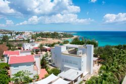 Panorama sulla cittadina di Protaras, isola di Cipro. A rendere famosa questa località, un tempo completamente disabitata, sono state le sue spiagge di sabbia bianca e candida.
