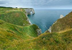 Panorama sulla Costa d'Alabastro a Etretat, Francia. Questo tratto di litorale francese si estende per circa 100 km da Dieppe a Etretat ed è caratterizzato da alte e bianche scogliere ...