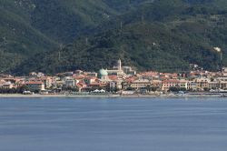 Panorama sulla costa di Albissola Marina con alberghi e palazzi, Savona, Liguria - © photobeginner / Shutterstock.com