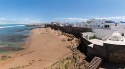 Panorama sulla costa di Asilah, Marocco. La città è famosa anche per le sue lunghe spiagge di sabbia fine dorata dove godersi passeggiate a cavallo o a dorso di dromedario.



 ...