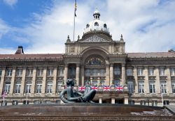 Panorama sulla Council House con la fontana in Victoria Square a Birmingham, Inghilterra. Sede del governo locale, l'imponente Coucil House si trova nel centro della città.