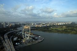 Panorama sulla Singapore Flyer dal Sands SkyPark. Entrata in funzione nel Febbraio 2008 e aperta al pubblico un mese più tardi, questa ruota panoramica è stata la più alta ...