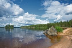 Panorama sulla spiaggia del lago Kallavesi a Kuopio, Finlandia. Decimo lago della Finlandia per grandezza, questo bacino d'acqua è uno dei luoghi più frequentati da chi si ...