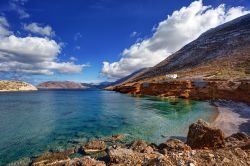 Panorama sulla spiaggia di Agios Pavlos a Aegiali, isola di Amorgo, Grecia. Situata sulla costa settentrionale dell'isola, si trova a circa 8 km dal villaggio di Aegiali. Perfetto anche ...