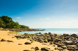 Panorama sulla spiaggia di Koh Lanta, Thailandia - Palme da cocco e spiagge infinite aspettano a un'ora e mezza da Krabi © Mart Koppel / Shutterstock.com