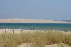 Panorama sulla spiaggia incontaminata di Cap Ferret in Aquitania, Francia. Questo capo forma un cordone litorale all'estremità meridionale della penisola di Lège-Cap Ferretnel ...