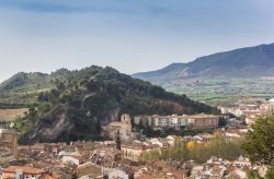 Panorama sulla storica cittadina di Estella, Spagna: grazie alla sua posizione strategica lungo il Cammino di Santiago, durante l'epoca del Medioevo Estella-Lizarra ha goduto di una particolare ...