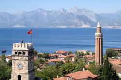 Panorama sulla torre dell'orologio e sul minareto di Antalya, Turchia. Sullo sfondo, le acque del Mediterraneo.

