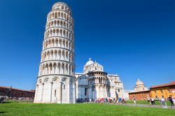 Un bel panorama sulla Torre di Pisa e la Basilica in Piazza dei Miracoli a Pisa, Toscana.



