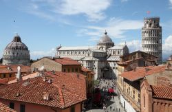 Un bel panorama sulla Torre Pendente e sulla cattedrale di Pisa, Toscana. Il campanile è uno dei simboli iconici della città toscana e di tutt'Italia.



