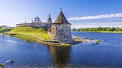 Panorama sulla Torre Piatta del cremlino di Pskov, Russia. Assieme alle altre, questo torrione è una delle torri di guardia, elemento caratteristico di questo tipo di fortezze.
