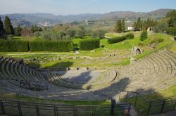 Panorama sull'antico teatro romano di Fiesole, provincia di Firenze, Toscana. All'epoca poteva ospitare sino a 2 mila persone - © Alessandro Zappalorto / Shutterstock.com