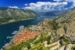 Panorama sulle Bocche di Cattaro dalla fortezza di St. John, Montenegro. Kotor è una delle poche città dell'area del Mediterraneo ad aver conservato, sino ad oggi, il suo imponente ...