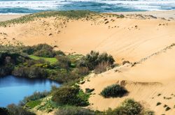 Panorama sulle dune e sulla costa di Pistis, Torre dei Corsari, Sardegna. Situata nella zona più settentrionale della Costa Verde, Pistis è un'immensa distesa di oltre un chilometro ...