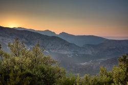 Panorama sulle montagne di Orosei al tramonto, Sardegna. Siamo nella subregione storica delle Baronie, in quella che un tempo era la Gallura inferiore.

