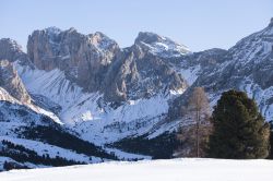 Panorama sulle montagne innevate a Santa Cristina, Val Gardena, Trentino Alto Adige. Situata nelle Dolomiti, questa località ha un'economia basata prevalentemente sul turismo.
