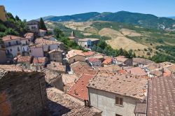 Vista panoramica dei tetti del borgo di Pietrapertosa, il villaggio montano a 1.000 metri di altitudine della Basilicata - © Mi.Ti. / Shutterstock.com