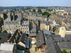 Panorama sui tetti di Dinan, Bretagna. Ogni due anni a Dinan si tiene la Fête des remparts, una festa medievale che richiama fino a centomila persone in un weekend - foto © art_of_sun ...