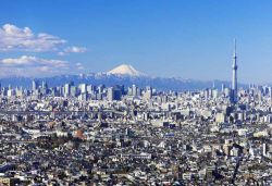 Il panorama del centro di Tokyo, con a destra ...