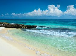Panorama tropicale con spiaggia a Playa del Carmen, Messico. Il clima gradevole e la bellezza del Mare dei Caraibi hanno trasformato questo villaggio di pescatori in una frequentata località ...