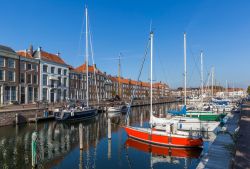 Panorama variopinto della cittadina di Middelburg, Olanda, con le barche ormeggiate al porto - © IURII BURIAK / Shutterstock.com