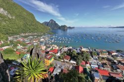 Panorama verso nord dal ponte di osservazione della scogliera Taraw sulla città di El Nido, Palawan, Filippine.

