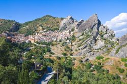 Il fantastico panorama del villaggio di Castelmezzano, incastonato tra i monti della basilicata- © Mi.Ti. / Shutterstock.com