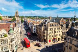 Panoramica dall'alto del centro di Oxford in estate, Inghilterra. L'architettura dei 38 college che riempiono il suo centro medievale le ha fatto attribuire il soprannome di "città ...