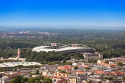 Panoramica dall'alto della cittadina di Lipsia, Germania: elegante e ricca di cultura, Lipsia è una bella città con monumenti, campus universitari e aree verdi - © frantic00 ...