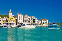 Panoramica del borgo di Pirovac sulla costa della Croazia. La baia su cui si affaccia è 10 km rientrata nella terraferma creando così un vero fenomeno naturale.

