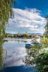 Panoramica della città di Lindau con le torri della chiesa riflesse nel lago, Germania.

